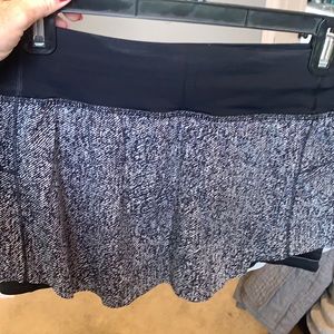 Lululemon size 6 Tennis skirt black and gray